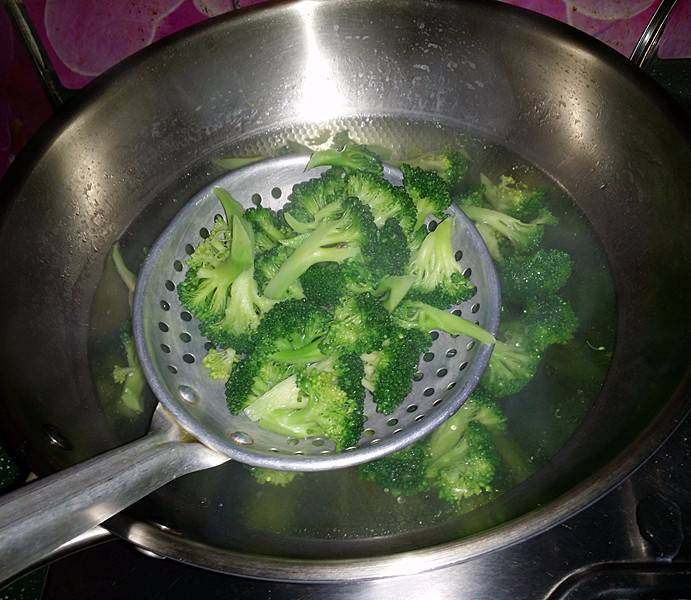 圣诞树,倒入西兰花焯至变色后捞出