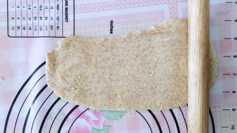 全麦面包--健康早餐的选择!,用擀面杖擀平