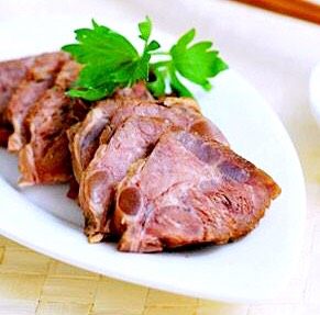 秘制酱牛肉,这个切的厚了些,刀工不好。见谅