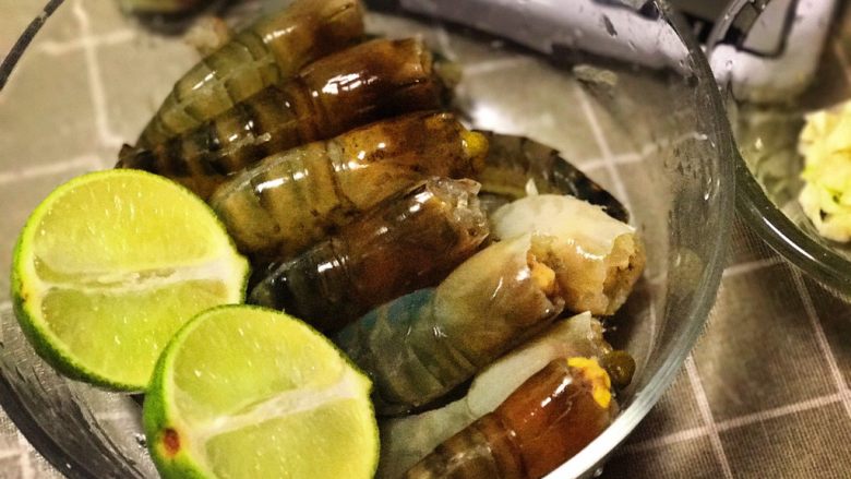 柠檬大头虾,先把虾处理干净,虾眼1公分处剪掉,沙袋挑出,脚须须尾巴都剪掉,背部开刀方便入味