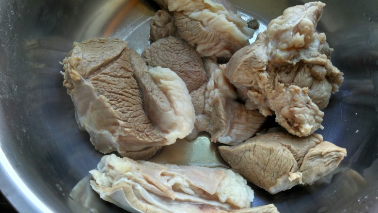 暖身羊肉汤,焯过的羊肉再清洗一遍,上面有很多血沫的