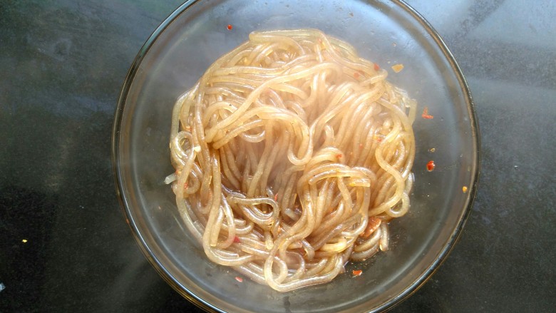 暖身羊肉汤,粉条放入碗里,搅拌一下