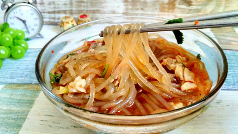 暖身羊肉汤,其实我是个爱嗦粉的妹纸~~,不喜欢粉的就多放两把肉~哈哈,吃完一碗,全身热乎乎的。