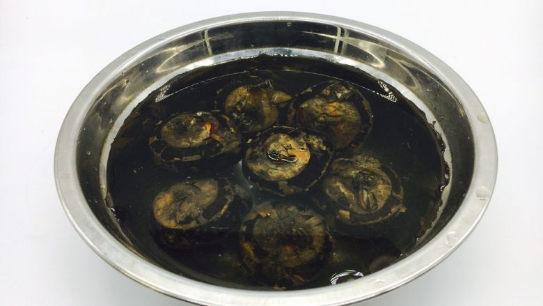 厨房挑战 素菜 清炒荸荠,荸荠用清水泡泡,这样容易清洗,清洗时用硬毛的刷子刷去泥土。