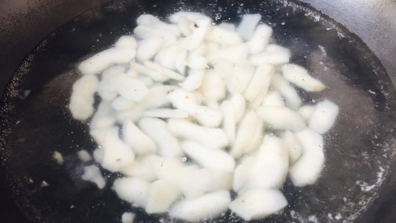 厨房挑战 素菜 清炒荸荠,水里放少许盐和几滴油,水开后放入荸荠焯水,水再开后捞出荸荠,然后过凉水,沥干水分备用。