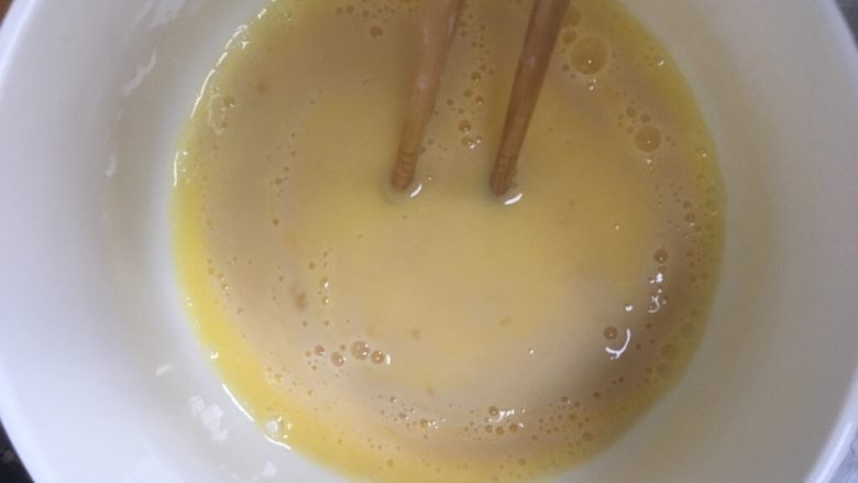 #宝宝辅食#彩色香甜红枣发糕,将刚刚的酵母水倒入蛋液中搅拌均匀,加入50ml剩下的水
