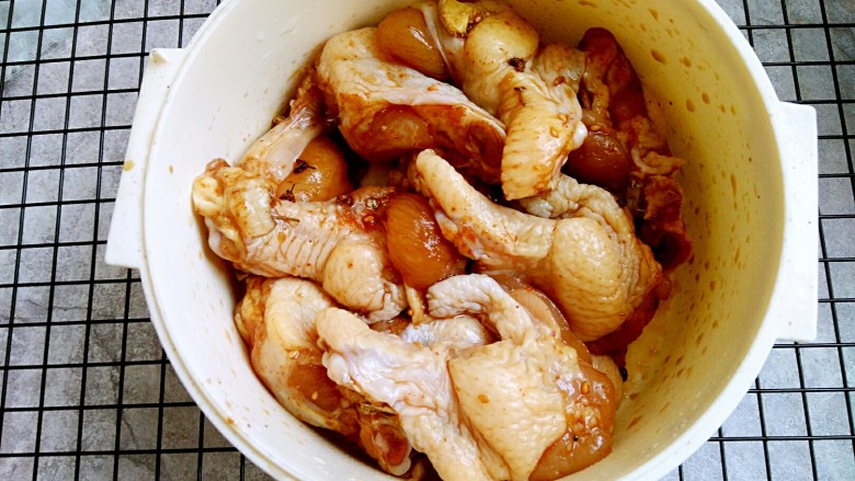 彩椒炒鸡丁,加适量生抽,花椒,等调料拌匀腌一会儿(我本来是做烤鸡翅根的,专门炒这道菜,这一步也可以省略)