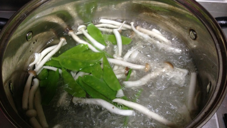 培根番茄芝士意面,先下入蔬菜焯熟,捞出备用