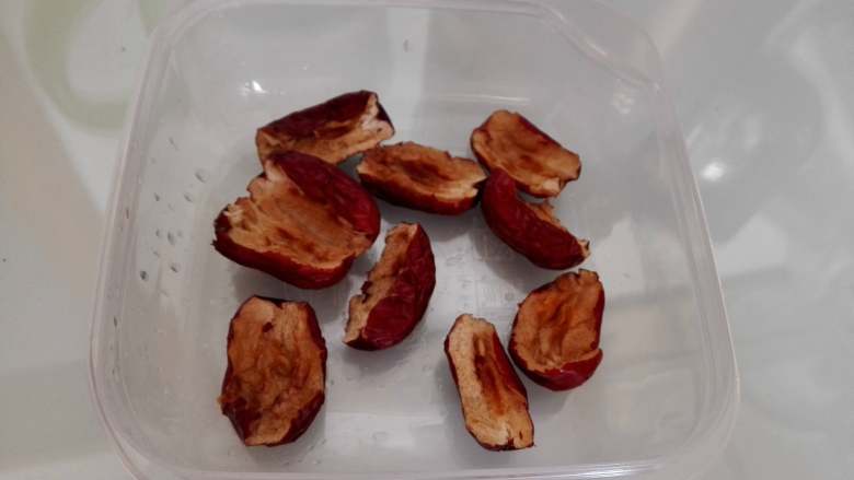 红枣豆浆,把红枣的核去掉,并且撕碎,