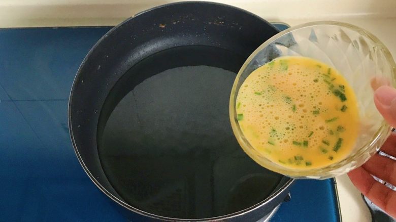 年年高,热锅冷油,待油温升高倒入蛋液