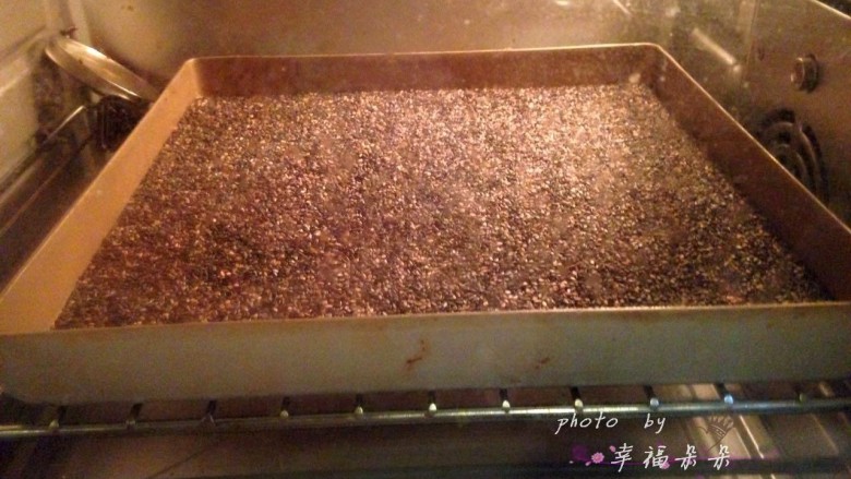 核桃花生芝麻糖,芝麻倒入烤盘,烤箱预热后放入烤箱中层180度左右烤5分钟,也可以直接用平底锅炒熟