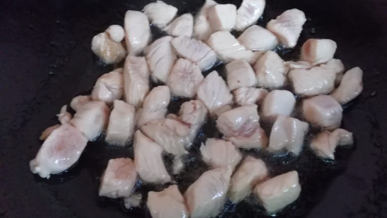 家常版川味浓香宫保鸡丁,腌制好的鸡丁,过油