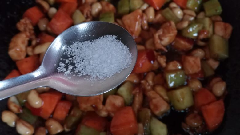家常版川味浓香宫保鸡丁,加少许盐调味,因为豆瓣酱是咸的,所以盐不要放太多