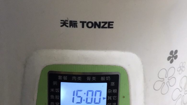 冰糖柠檬膏,掺好水,小块指头大的冰糖,15个小时就可以了。在锅面再绷一层<a style='color:red;display:inline-block;' href='/shicai/ 11904'>锡箔纸</a>,让他完全是冰糖与柠檬的膏化,杜绝水蒸气