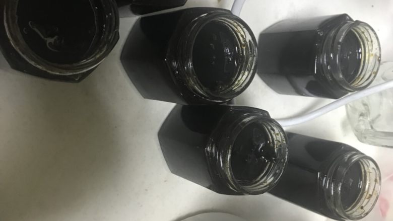 冰糖柠檬膏,网购的罐子。冷水加热杀菌,沥干,加入熬好的柠檬。