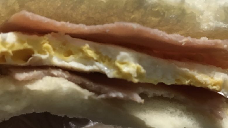 快手早餐之两分钟搞定的简易三文治,上面再放一片吐司🍞,搞定!
不着急的话,可以在家优雅的吃完再出门,如果搭配一小瓶牛奶或酸奶,营养指数四颗星哦!
着急就拿个保鲜膜一包带走,也杠杠滴!也比外面的要健康干净卫生得多哦。