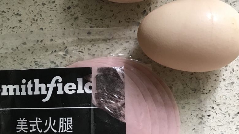 快手早餐之两分钟搞定的简易三文治,我买的是这种火式火腿片,一般的大超市都有得买,我在广州天河,一般会去天河城的永旺超市或员村麦德龙