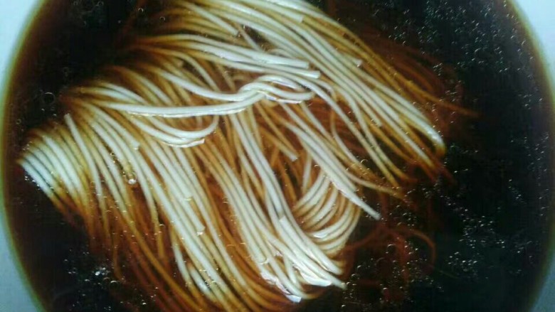 大牌秘密面条,注意重点:准备一碗凉开水,把煮好的面放进去迅速过水,再把面条放入汤碗。别随意搅拌,均匀放成方块状!