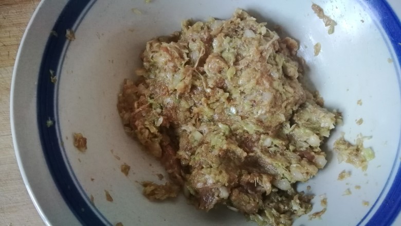 酸汤水饺(白菜鲜肉饺子),搅拌均匀备用