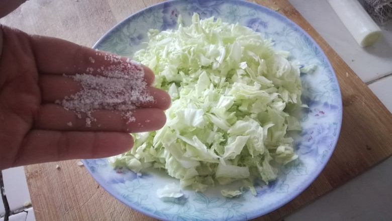 酸汤水饺(白菜鲜肉饺子),白菜撒一层盐,腌15分钟,出出水