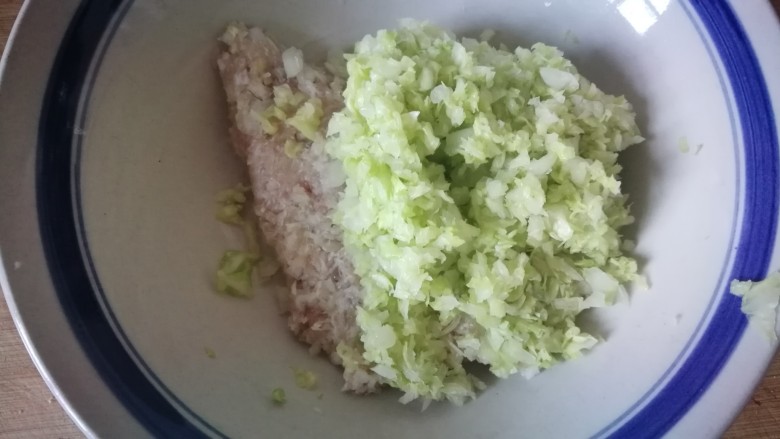 酸汤水饺(白菜鲜肉饺子),出水后的白菜放入容器