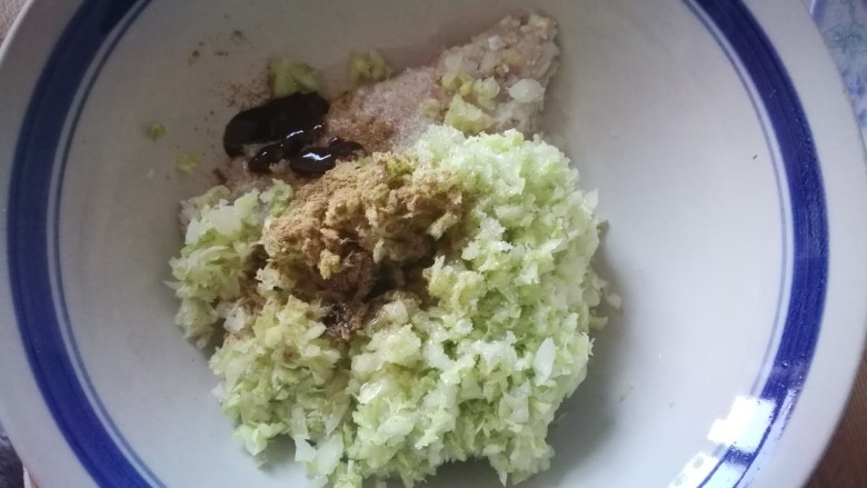 酸汤水饺(白菜鲜肉饺子),加入盐,蚝油,十三香,香油,饺子料
