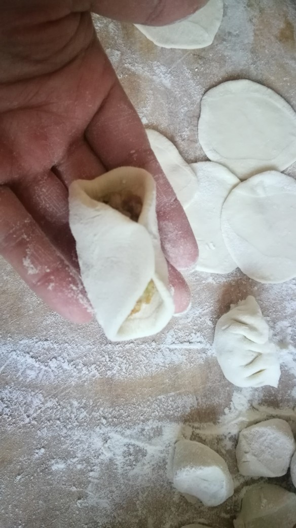 酸汤水饺(白菜鲜肉饺子),中间先捏一下