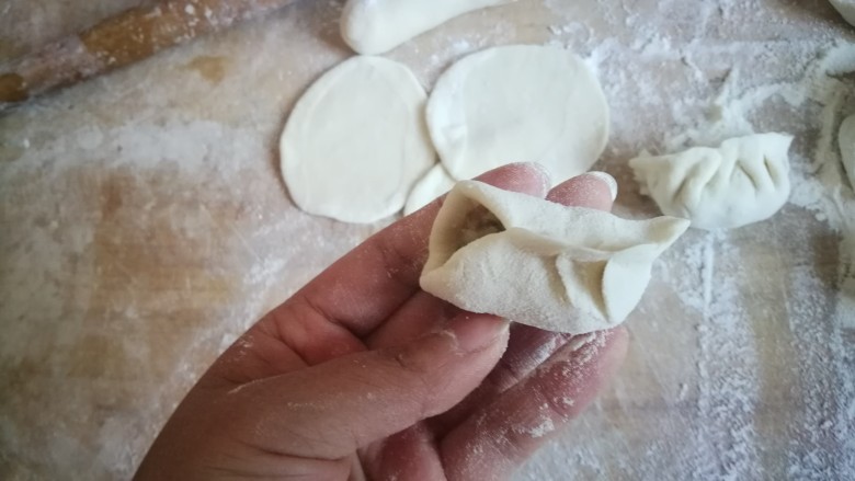 酸汤水饺(白菜鲜肉饺子),两边往中间收,捏紧