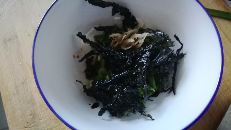 酸汤水饺（白菜鲜肉饺子）,切碎放入碗里，加入盐，生抽，醋，香油