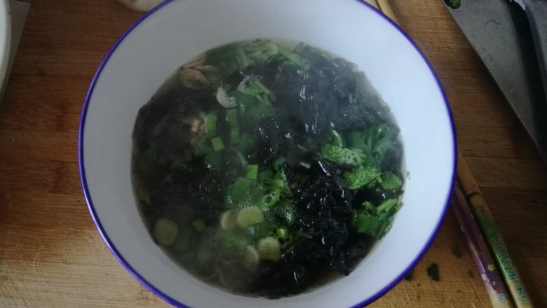 酸汤水饺(白菜鲜肉饺子),先把碗里倒点开水把调料和紫菜泡开