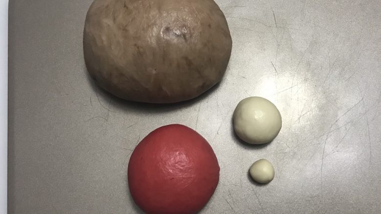 圣诞帽吐司,分出100克加红丝绒溶液揉匀,再分出一个6克,一个35克的白面团。剩下的加入<a style='color:red;display:inline-block;' href='/shicai/ 920'>可可粉</a>揉匀。