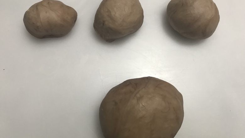 圣诞帽吐司,可可粉面团再分两个80克,一个60克,剩下的大面团也滚圆备用。