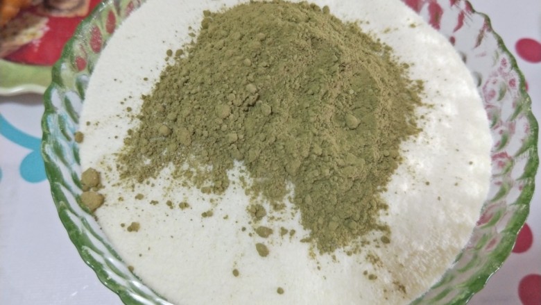 抹茶雪花酥,奶粉留出一点最后撒粉用的后和抹茶粉混合翻拌一下（最后撒粉只需一小把）