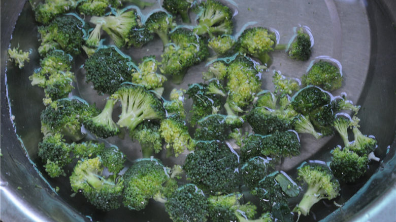 西兰花鸡肉粥,泡好的西兰花用清水再泡泡,洗干净