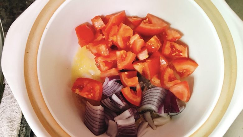 一锅炖＋酸香肉丸煲,倒入<a style='color:red;display:inline-block;' href='/shicai/ 3551'>西红柿</a>，<a style='color:red;display:inline-block;' href='/shicai/ 29'>洋葱</a>块。