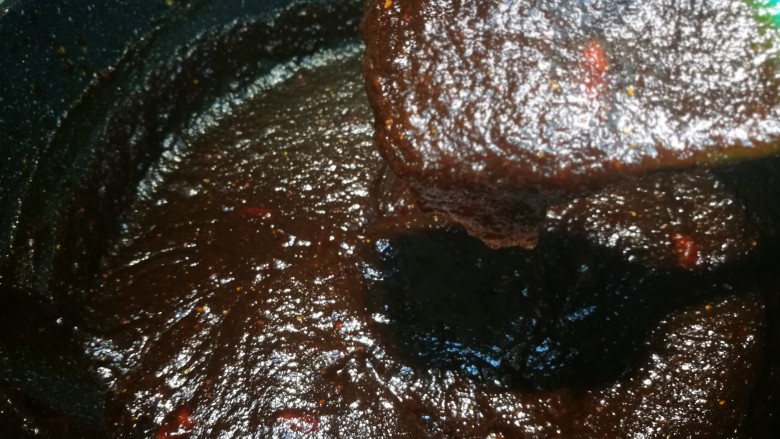 黑糖枸杞姜枣膏,小火慢熬,不停搅拌,整个过程大约一个多小时,熬到这个状态就差不多了,就是挑起膏,缓一缓才会慢慢滴落的样子,当然你也可以再熬干点,但装瓶就不太好装了。