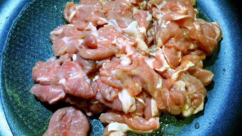 炒羊肉,锅内放油烧热,放入羊肉片翻炒片刻