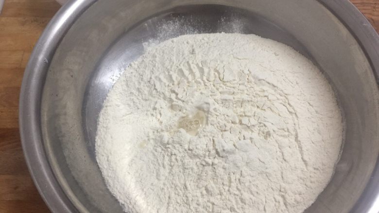 豆角焖面,准备好水和面