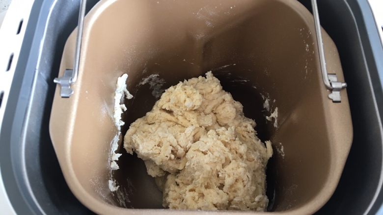 懒猫吐司,面包机设置标准面包程序,烧色选择中,重量选择1000g,启动。这时面包机开始和面