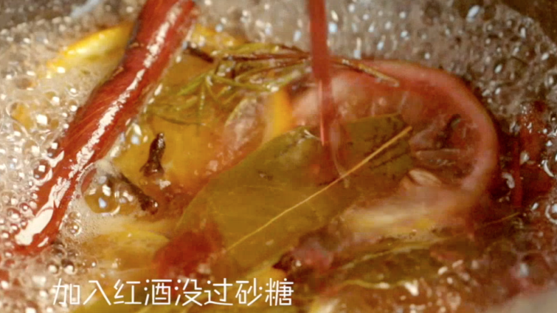 热红酒,加入少量<a style='color:red;display:inline-block;' href='/shicai/ 13418'>红酒</a>,没过砂糖