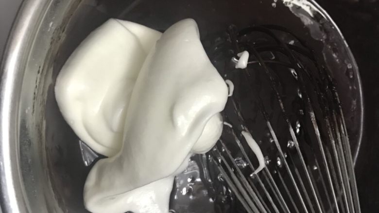 超Q润巧克力戚风~UKOEO风炉制作,取3分之1蛋白加入到蛋黄糊,从下往上翻拌均匀。具体手法看下小贴士。