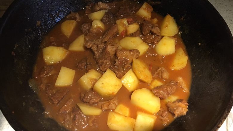 家常必备|土豆炖牛肉,继续炖到土豆熟了用筷子一戳可以戳开即可,加盐调味,汤汁浓稠,出锅