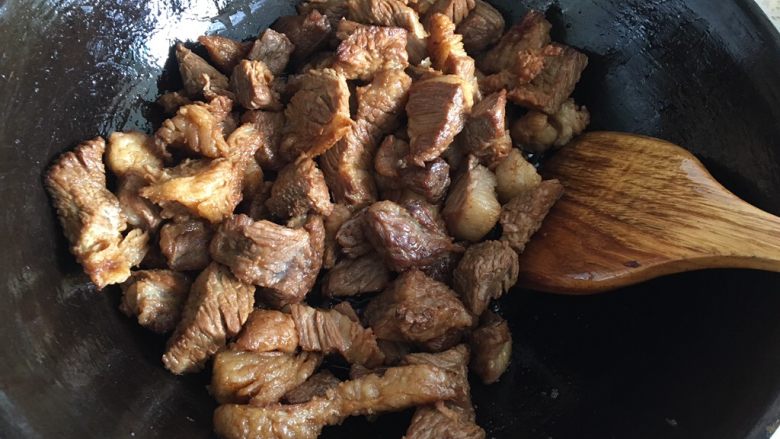 家常必备|土豆炖牛肉,锅内倒入适量食用油，油热后倒入牛肉翻炒，加入<a style='color:red;display:inline-block;' href='/shicai/ 762'>老抽</a>、<a style='color:red;display:inline-block;' href='/shicai/ 788'>生抽</a>继续翻炒均匀