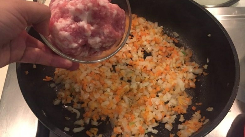 水波蛋肉醬燉菜佐法棍,加絞肉,拌炒到肉末變色不結塊。