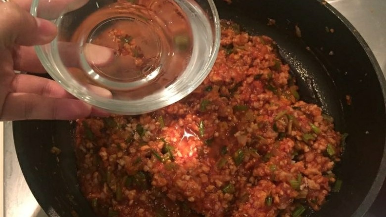 水波蛋肉醬燉菜佐法棍,加一碗水,煮開