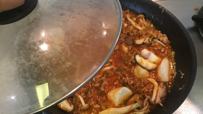 水波蛋肉醬燉菜佐法棍,稍微拌炒後蓋起來,中小火煮開