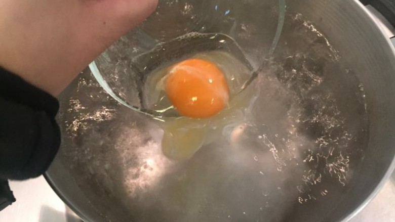 水波蛋肉醬燉菜佐法棍,起熱水加醋,輕輕的把蛋滑入醋水裡