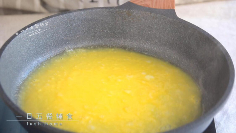 蛋包意面,鸡蛋打散摊成蛋皮。