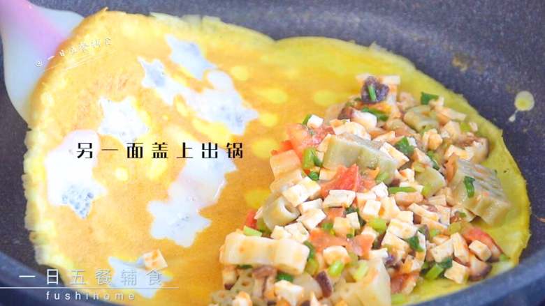 蛋包意面,将炒好的蔬菜面倒在蛋皮一侧,另一面盖上出锅。