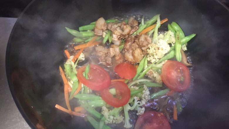 豆角焖面,跟平时炒菜一样翻炒均匀后加入适量的水